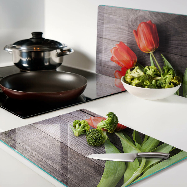 Glazen snijplanken Tulpen op een houten achtergrond