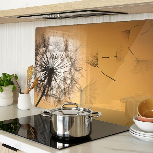 Glazen snijplanken Paardenbloemen tegen de achtergrond van de zonsondergang