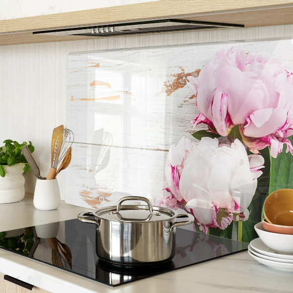 Snijplanken van glas Pioenrozen op een houten achtergrond