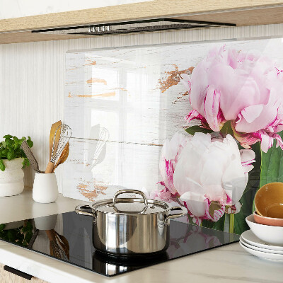 Snijplanken van glas Pioenrozen op een houten achtergrond