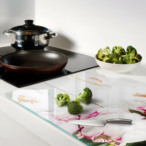 Snijplanken van glas Pioenrozen op een houten achtergrond