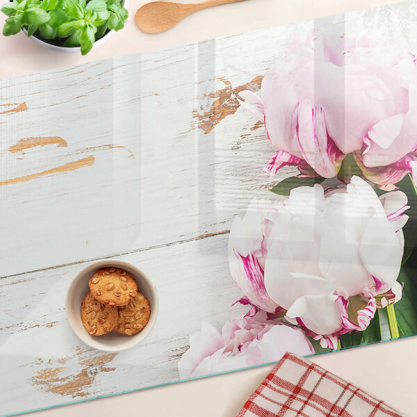 Snijplanken van glas Pioenrozen op een houten achtergrond