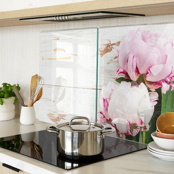 Snijplanken van glas Pioenrozen op een houten achtergrond