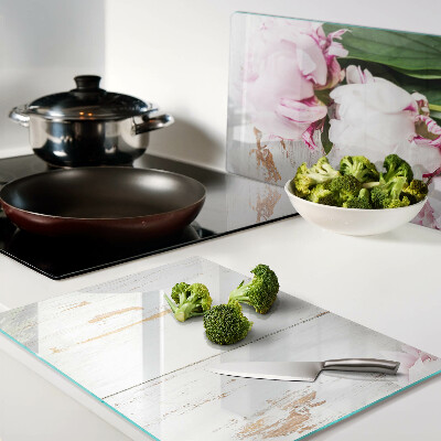 Snijplanken van glas Pioenrozen op een houten achtergrond