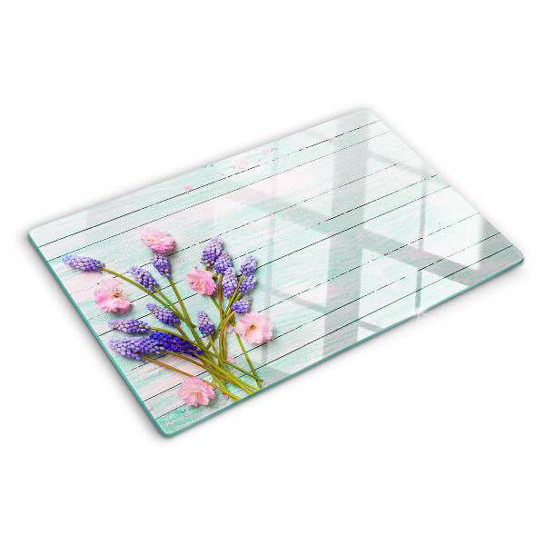 Glazen snijplanken Bloemen op een houten achtergrond