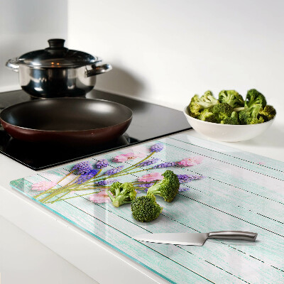 Glazen snijplanken Bloemen op een houten achtergrond