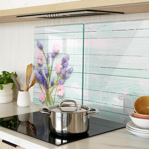 Glazen snijplanken Bloemen op een houten achtergrond