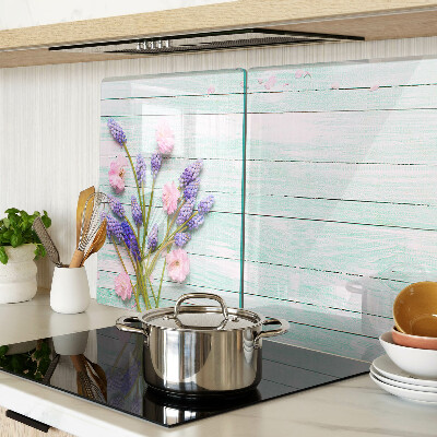 Glazen snijplanken Bloemen op een houten achtergrond