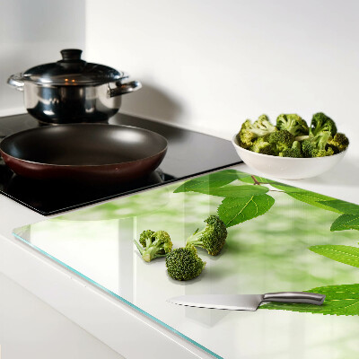 Snijplanken van glas Bladeren tegen een achtergrond van wazig groen.