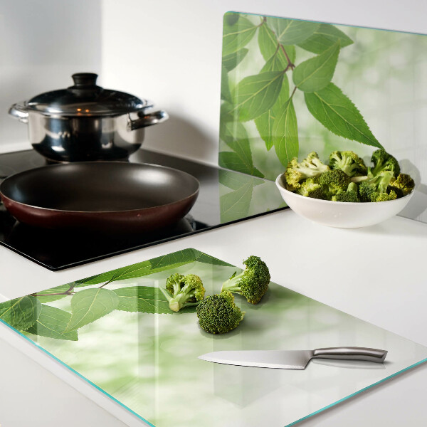 Snijplanken van glas Bladeren tegen een achtergrond van wazig groen.