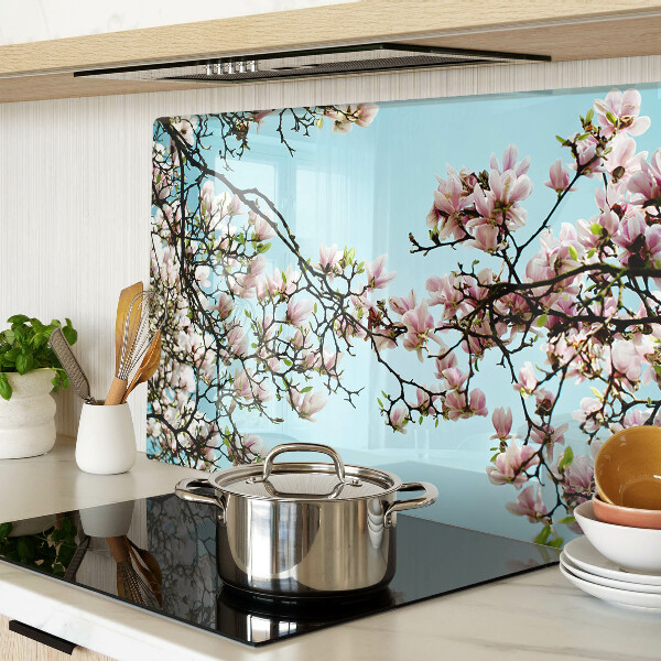 Snijplanken van glas Magnoliabloemen op een blauwe achtergrond