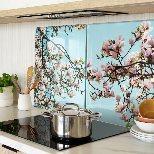 Snijplanken van glas Magnoliabloemen op een blauwe achtergrond