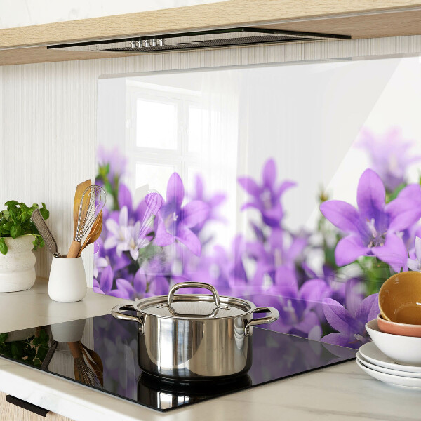 Snijplanken van glas Paarse bloemen op de achtergrond