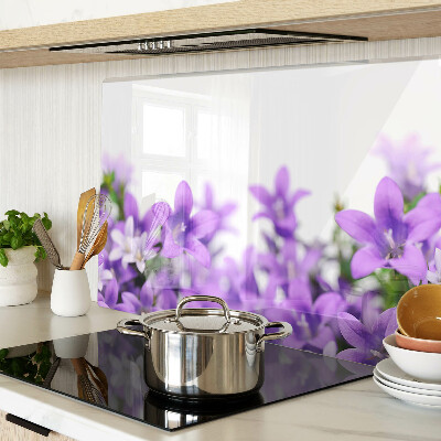 Snijplanken van glas Paarse bloemen op de achtergrond