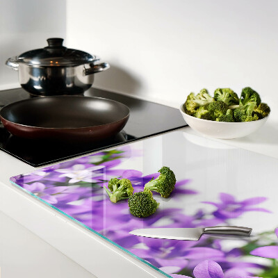 Snijplanken van glas Paarse bloemen op de achtergrond