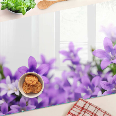 Snijplanken van glas Paarse bloemen op de achtergrond