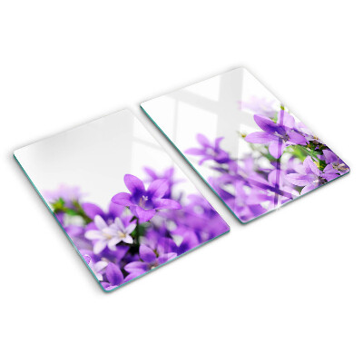 Snijplanken van glas Paarse bloemen op de achtergrond