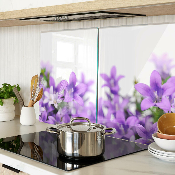 Snijplanken van glas Paarse bloemen op de achtergrond