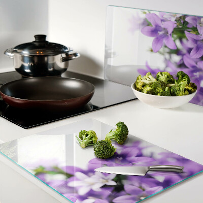 Snijplanken van glas Paarse bloemen op de achtergrond