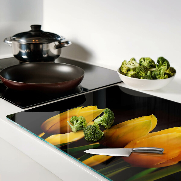 Snijplanken glas Gele tulpen op een zwarte achtergrond