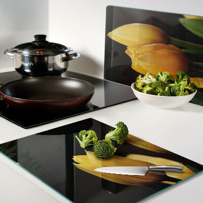 Snijplanken glas Gele tulpen op een zwarte achtergrond