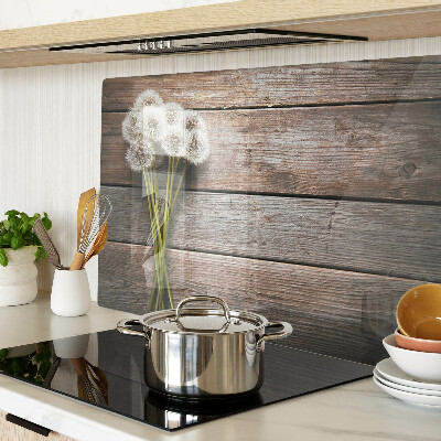 Glazen snijplanken Paardenbloemen op een houten achtergrond