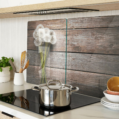 Glazen snijplanken Paardenbloemen op een houten achtergrond