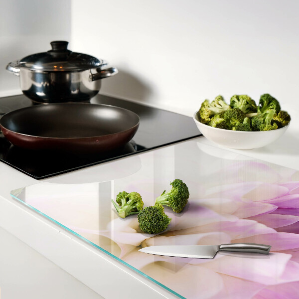 Snijplanken van glas Een bloemstuk in paarse tinten.