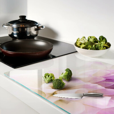 Snijplanken van glas Een bloemstuk in paarse tinten.