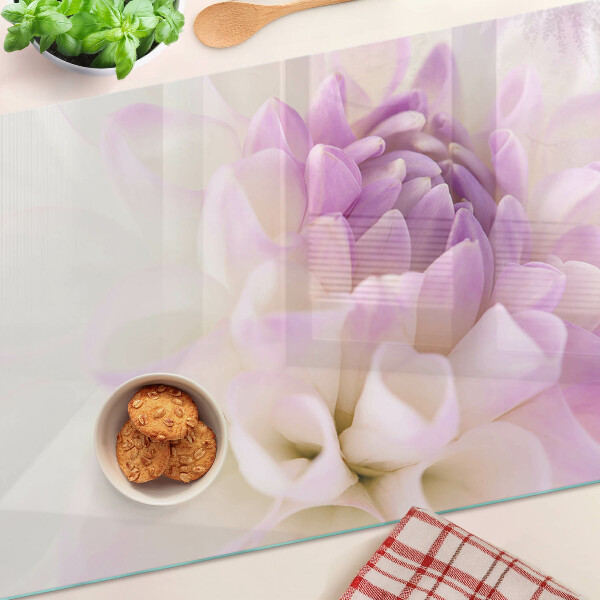 Snijplanken van glas Een bloemstuk in paarse tinten.