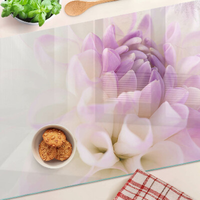 Snijplanken van glas Een bloemstuk in paarse tinten.