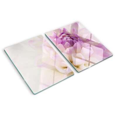 Snijplanken van glas Een bloemstuk in paarse tinten.