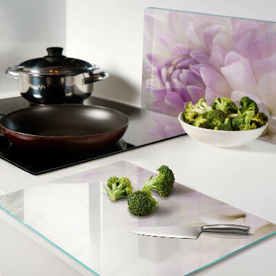 Snijplanken van glas Een bloemstuk in paarse tinten.