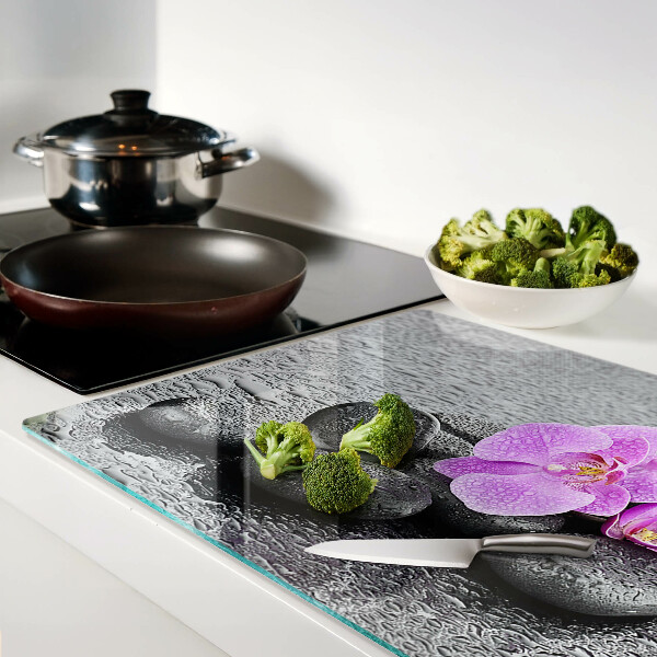 Snijplanken glas Bloemen en stenen tegen een achtergrond van water.