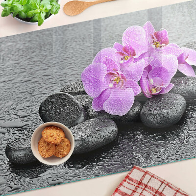 Snijplanken glas Bloemen en stenen tegen een achtergrond van water.