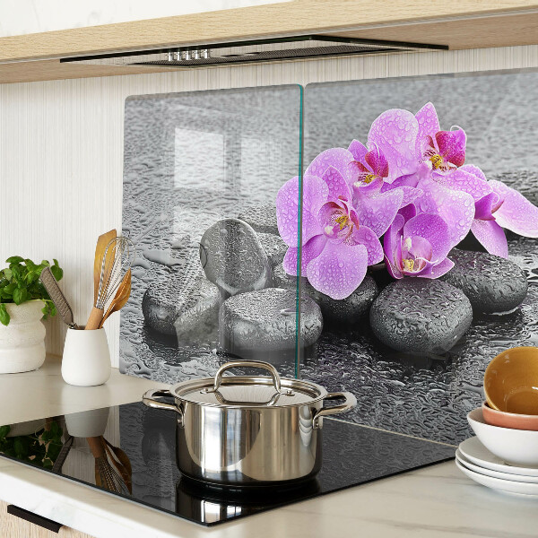 Snijplanken glas Bloemen en stenen tegen een achtergrond van water.