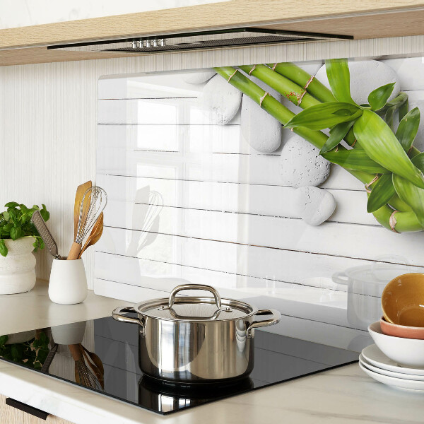 Glazen snijplanken Bamboe en stenen op een houten achtergrond