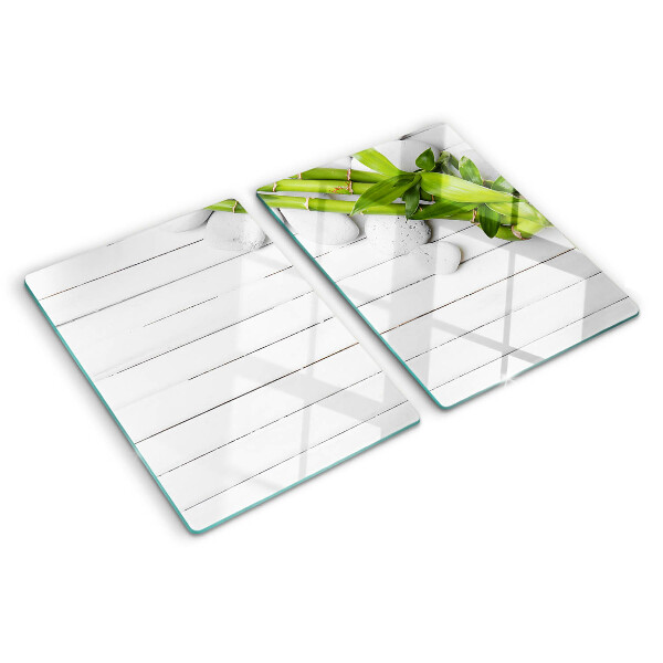 Glazen snijplanken Bamboe en stenen op een houten achtergrond