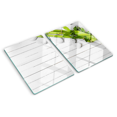 Glazen snijplanken Bamboe en stenen op een houten achtergrond