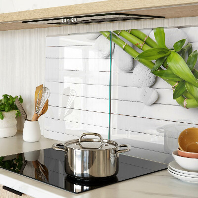 Glazen snijplanken Bamboe en stenen op een houten achtergrond