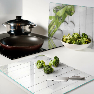 Glazen snijplanken Bamboe en stenen op een houten achtergrond