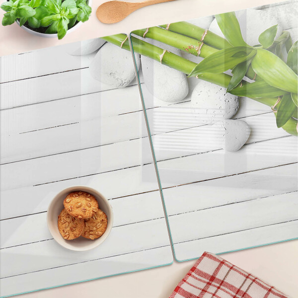 Glazen snijplanken Bamboe en stenen op een houten achtergrond