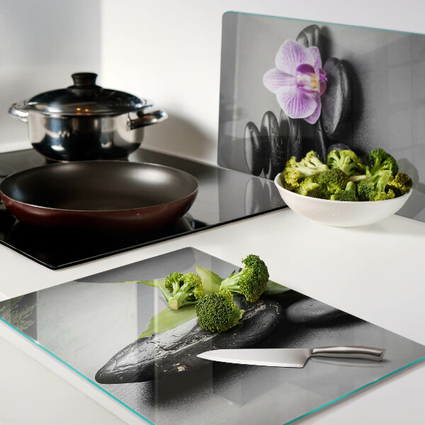 Glazen snijplanken Stenen en orchidee op de achtergrond