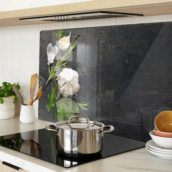 Glazen snijplanken Bloemen en kruiden op een marmeren achtergrond