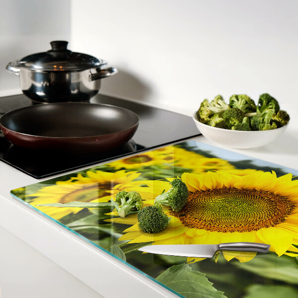 Glazen snijplanken Zonnebloemen tegen een achtergrond van groen