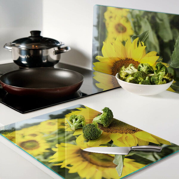 Glazen snijplanken Zonnebloemen tegen een achtergrond van groen