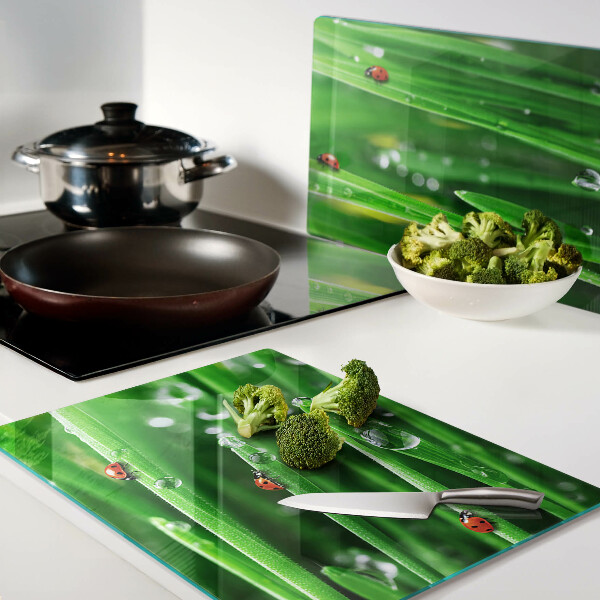 Glazen snijplanken Waterdruppels op gras met lieveheersbeestjes