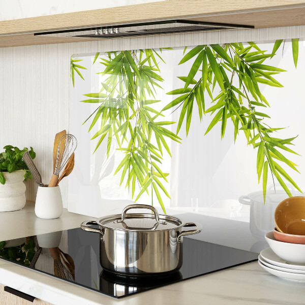 Glazen snijplanken Bamboe bladeren tegen de achtergrond van het raam.