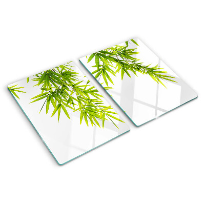 Glazen snijplanken Bamboe bladeren tegen de achtergrond van het raam.