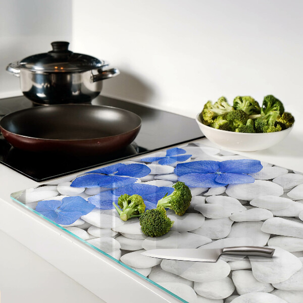 Snijplanken van glas Blauwe bloemen op witte stenen